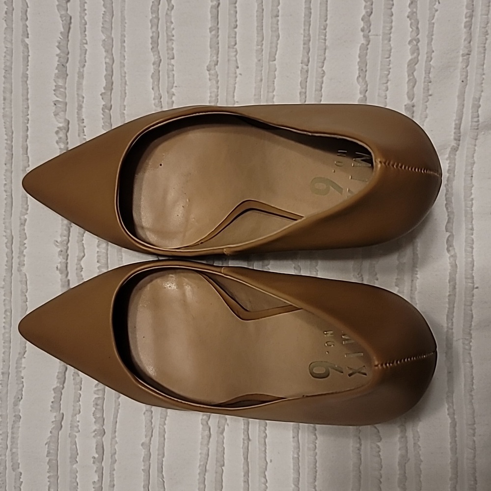 Tan pumps - Picture 6 of 7